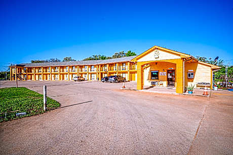 Regency Inn By OYO Rockdale TX