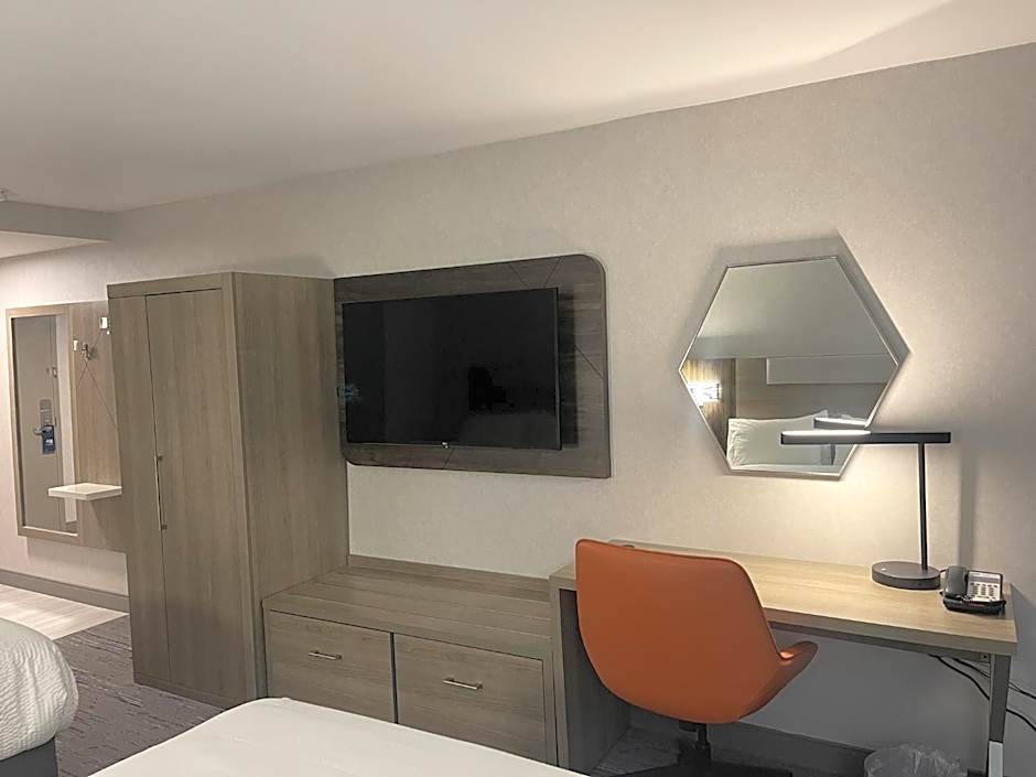 Holiday Inn Express Hotel & Suites Brattleboro By IHG