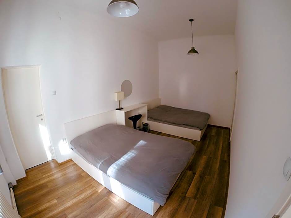 Lovecroatia Zagreb-'Paxnest' HOSTEL, No party! Cozy and quiet! Separated Men and women's Dormitory and Shower room! Indoor shoes provided! Lower beds with curtains for privacy! Maximum 4-5 beds per room! Fully prepared bed sheets! Have Laundry shop
