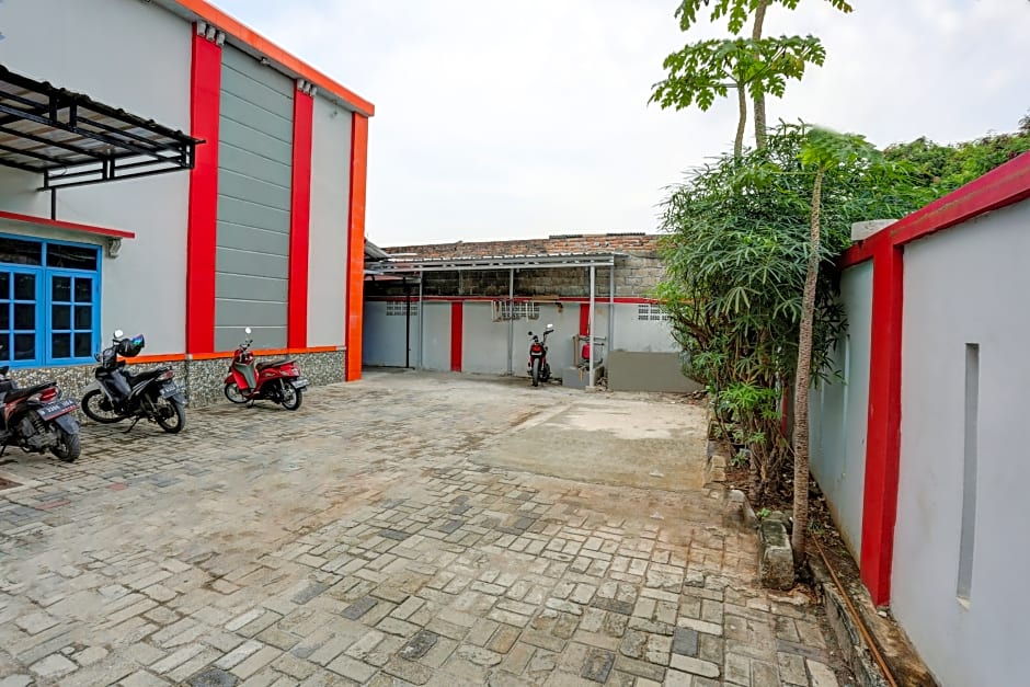 Super OYO 3767 Permata House