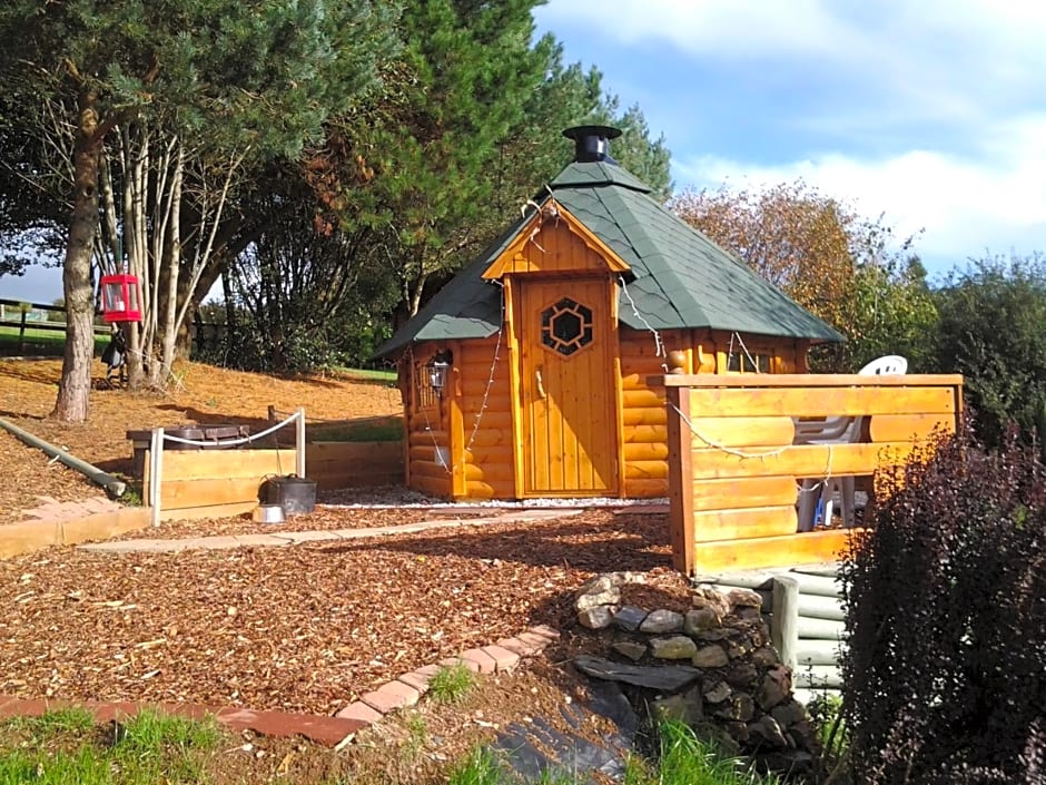 Tudor Lodge with pool & BBQ cabin