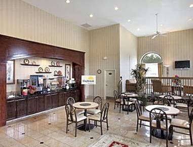 Days Inn & Suites by Wyndham Columbia Airport