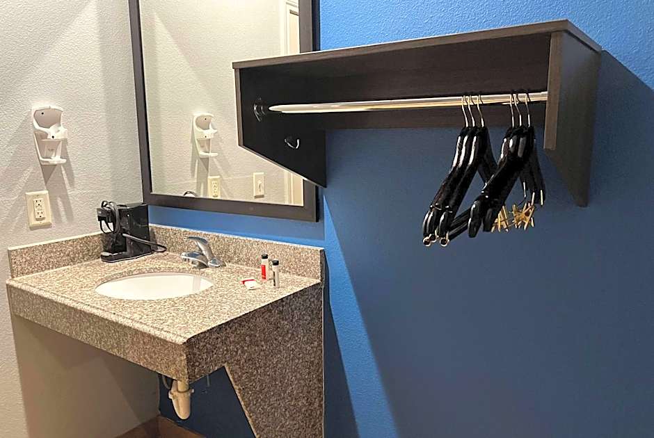 Super 8 by Wyndham Houston North I-45