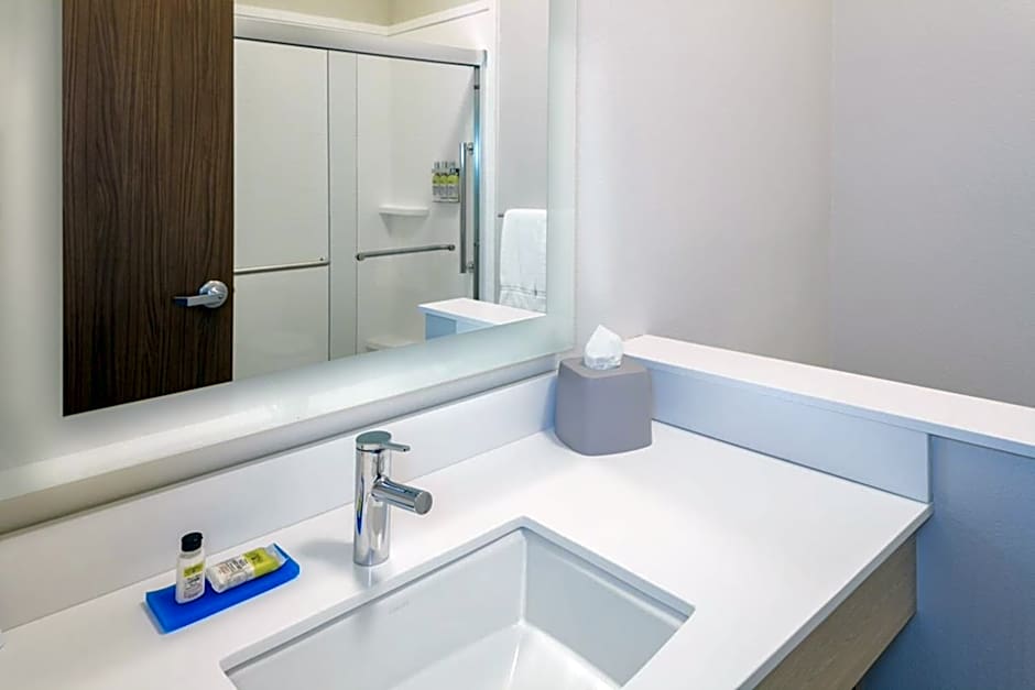 Holiday Inn Express and Suites Medford By IHG