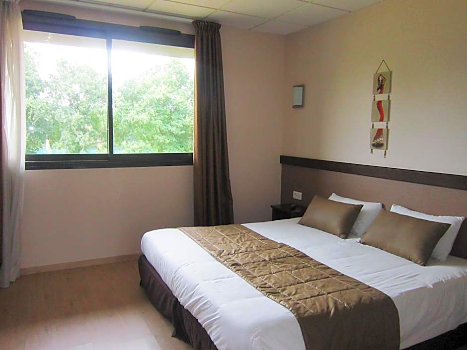 Photo 1 of 5 of Economic Double Room