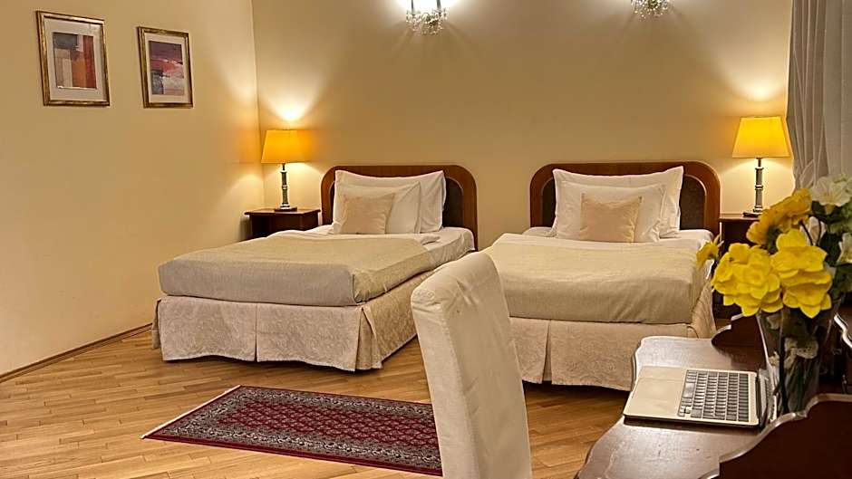 FLEUR DE LIS HOTEL