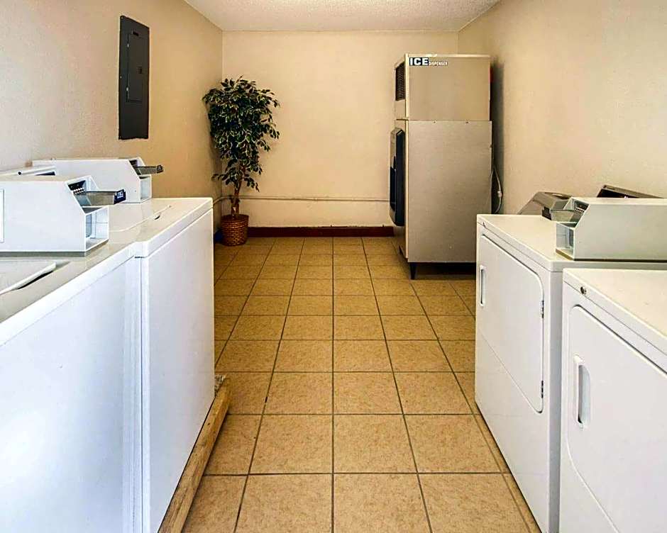 Econo Lodge Inn & Suites El Paso