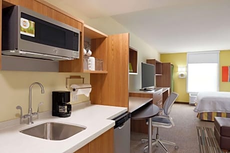 1 KING BED 1 BEDROOM SUITE NONSMOKING, FREE BRKFST/WI-FI-KITCHEN W/MICRO/FRIDGE, SEPARATE BDRM/LIVING-HDTV-SOFABED-WORK AREA