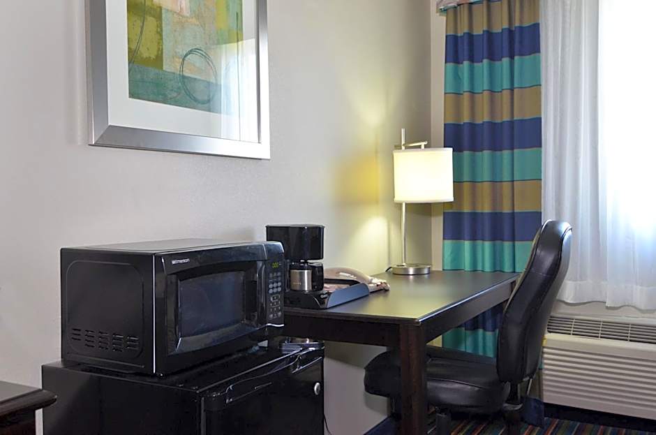 Quality Inn & Suites Kenedy - Karnes City