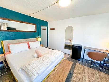 Deluxe Double Room with Side Sea View
