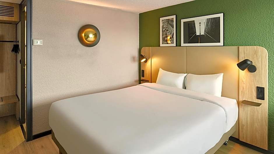 Campanile Les Ulis Hotel