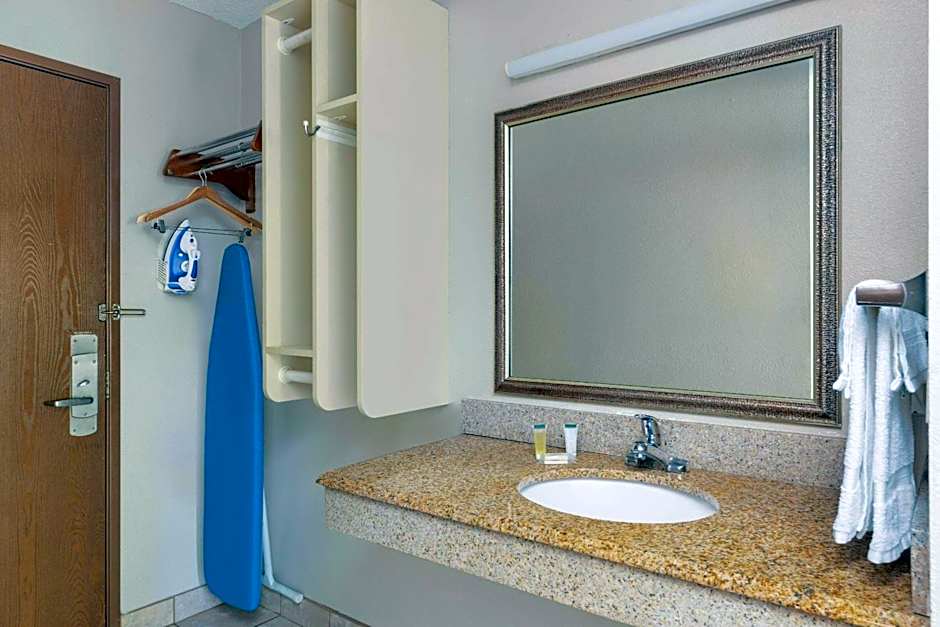 Days Inn and Suites by Wyndham Kansas City South