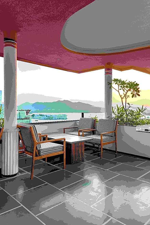 The Red Pier - My Downtown Hotels