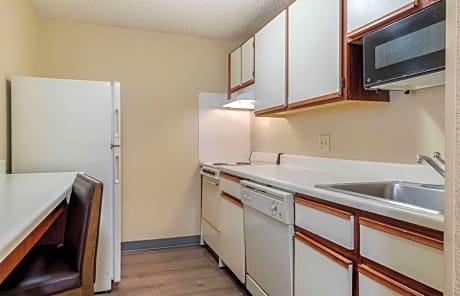 Deluxe Studio with Two Queen Beds - Non-Smoking