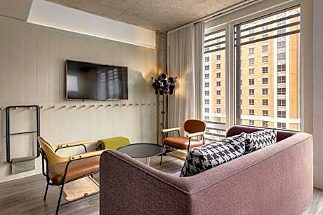 Junior Suite, 1 King, City view