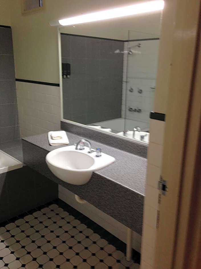 Francis Phillip Motor Inn and The Lodge