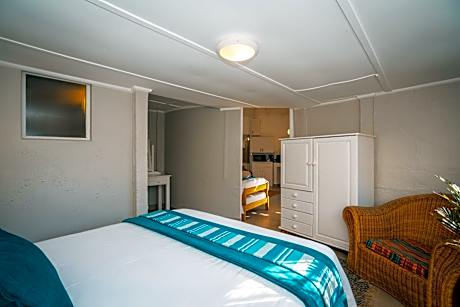 Family Room with Garden View