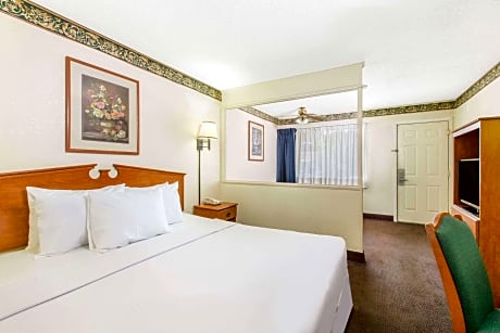 2 Queen Beds Suite Smoking