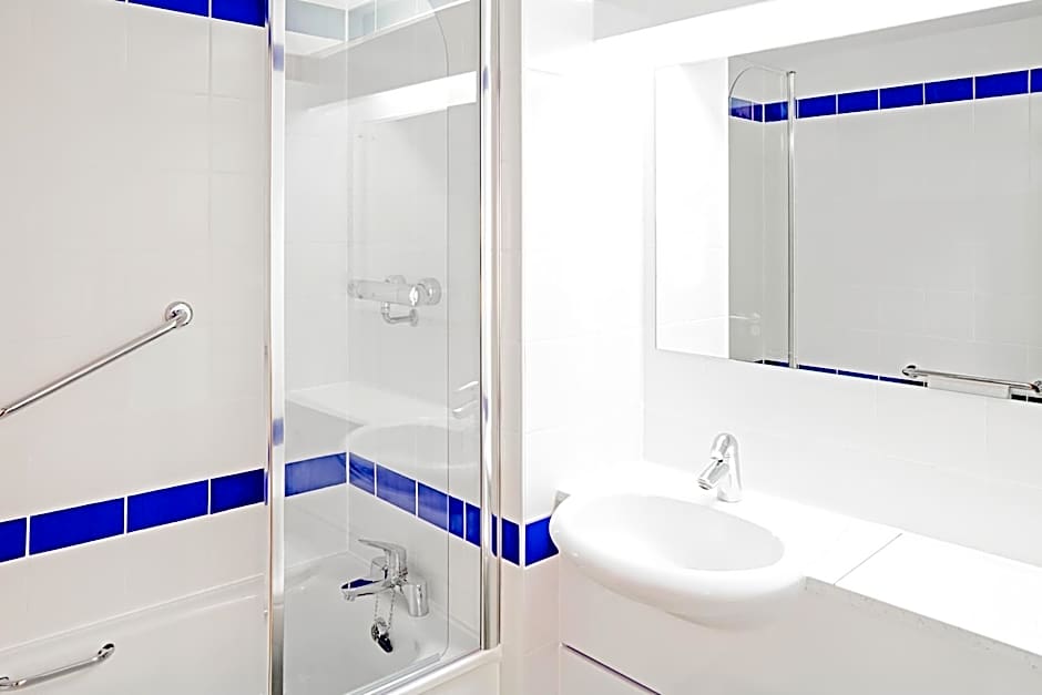 Warrington Motel, J20 M6 Lymm Services