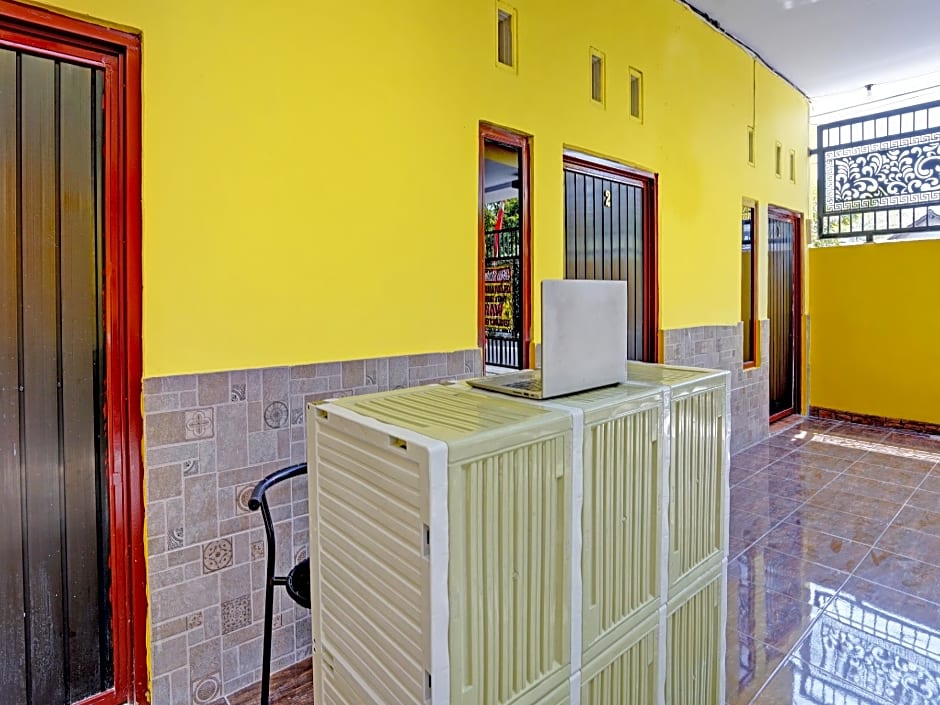 OYO Life 92920 Rumah Kost Azca