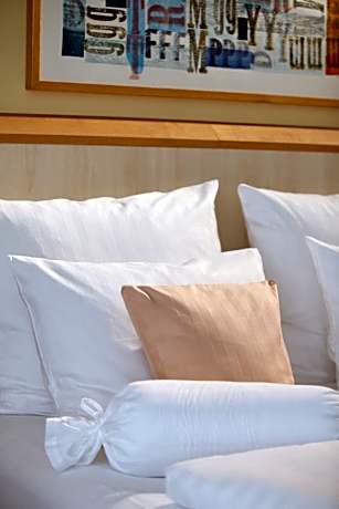 Deluxe Queen Room with Balcony