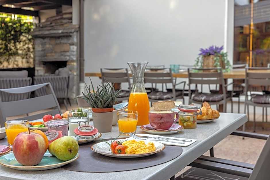 Ascona Lodge, Pool & Garden Retreat