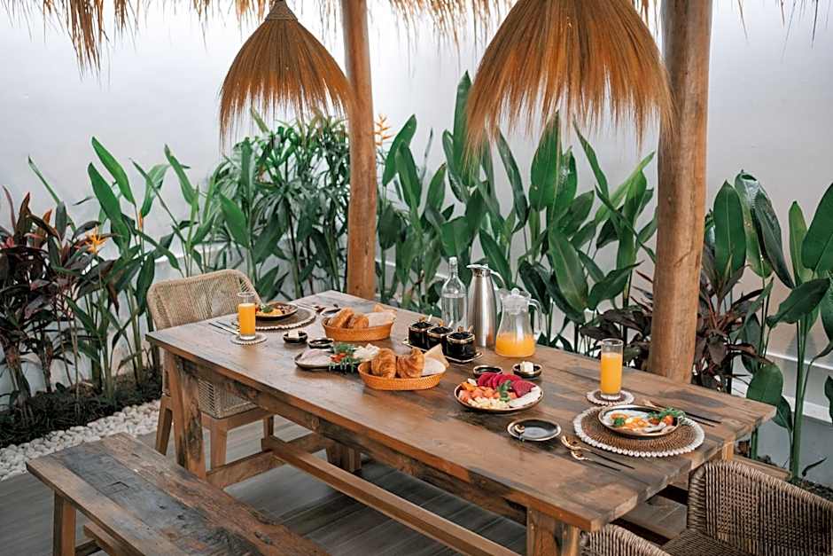 EHOA NYANYI BEACH Boutique Hotel - In front of entrance to NUANU