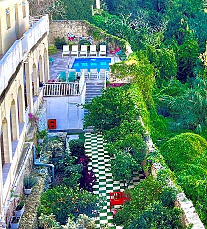 Follow the Sun Boutique Hostel - Pool, Breakfast & Sea Views