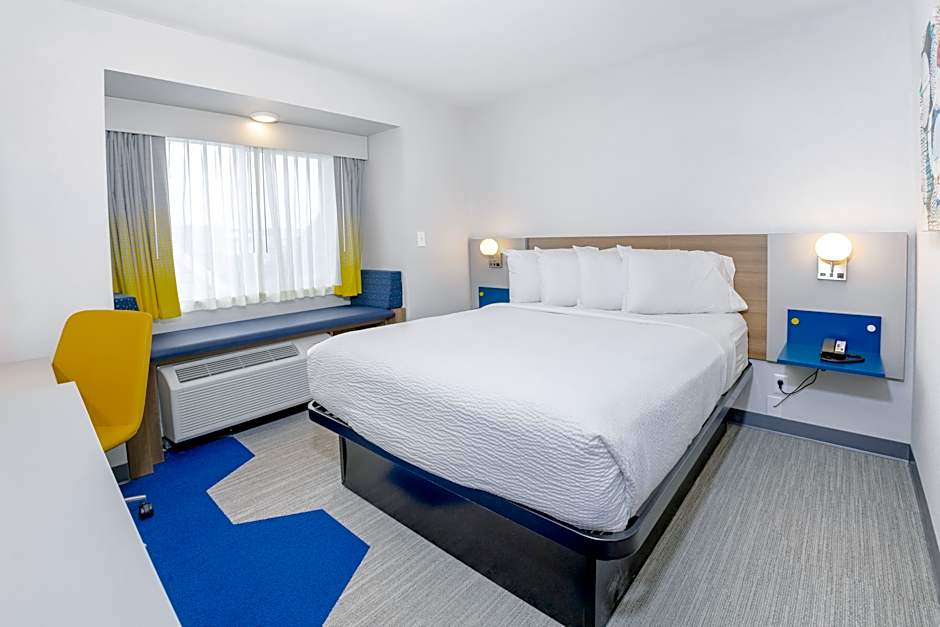 Photo 1 of 3 of 1 Queen Bed, Hearing/Mobility Accessible, Grab Bars, Bathtub