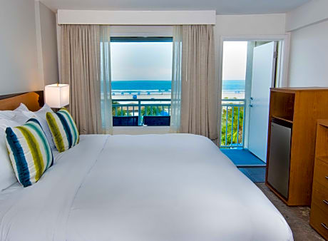 Ocean Front Guest Room, 1 King Bed, Balcony- Non-Refundable
