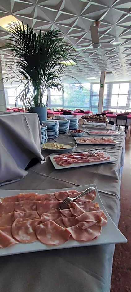 B&B Promenade Hotel Simple con Piscina