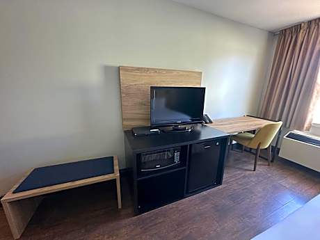 Queen Room - Accessible/Non-Smoking