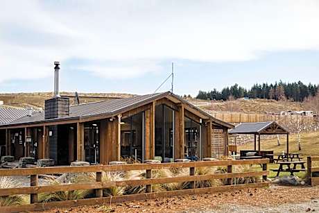 Lakes Edge Lodge