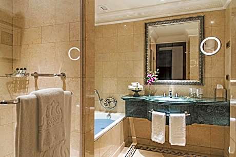 1 King Bed Premium Pool Sea View