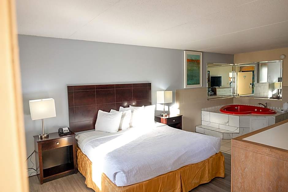 Photo 1 of 6 of 1 King Bed Suite, Jacuzzi®