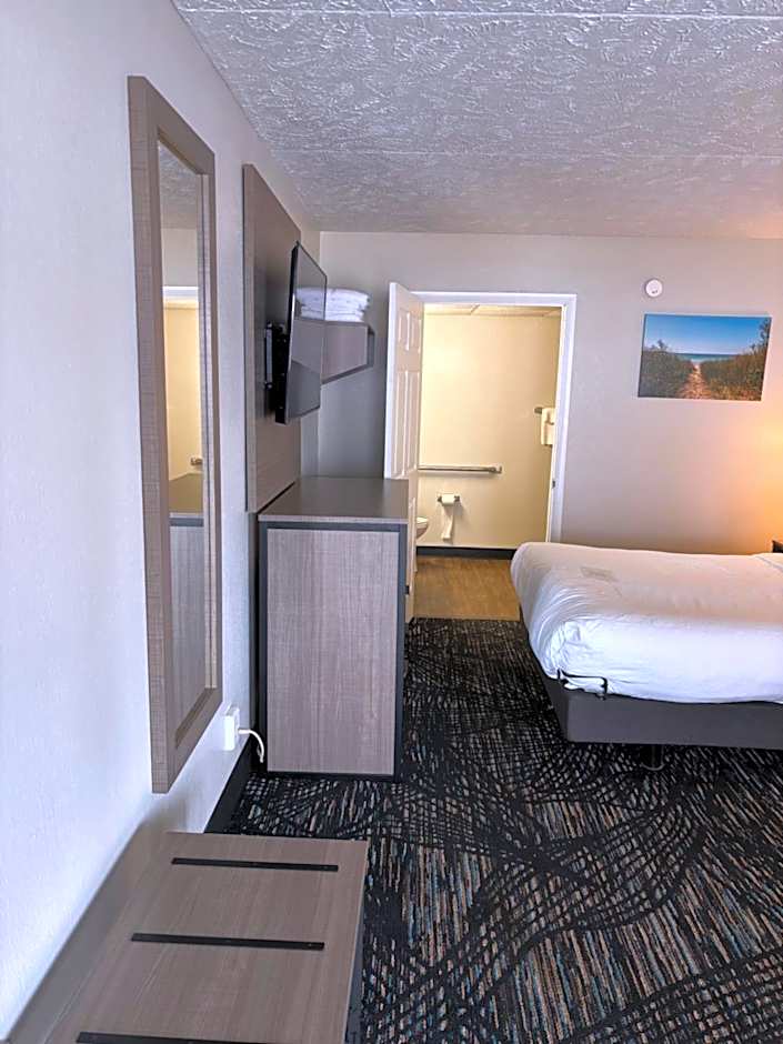 Photo 1 of 5 of 1 Queen Bed, Mobility Accessible, Grab Bars, Bathtub, 1st Floor