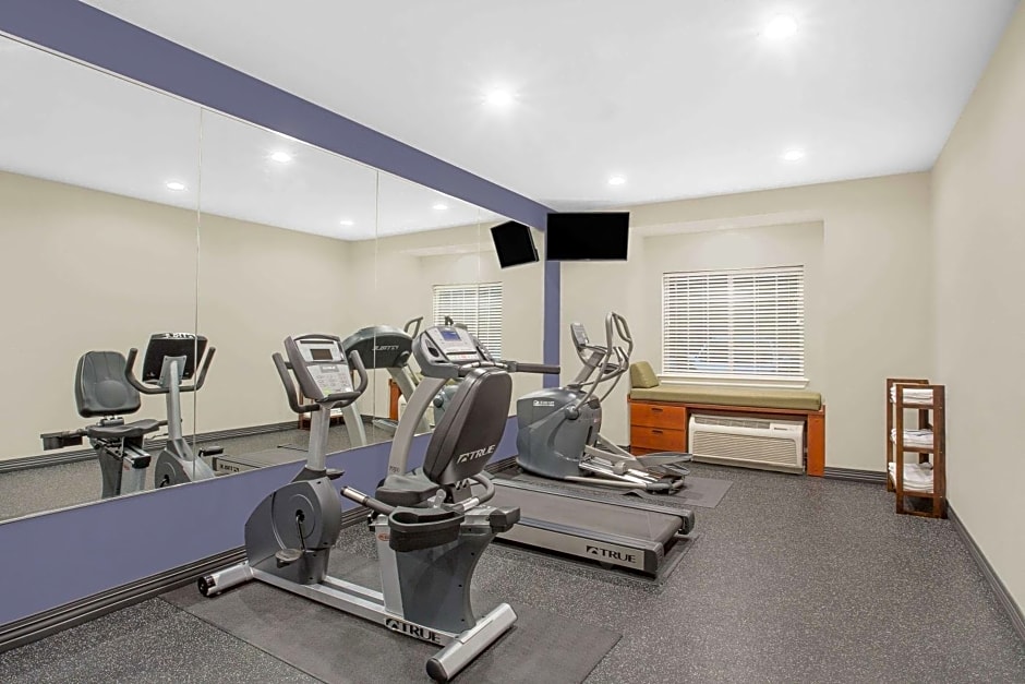 Microtel by Wyndham Bentonville