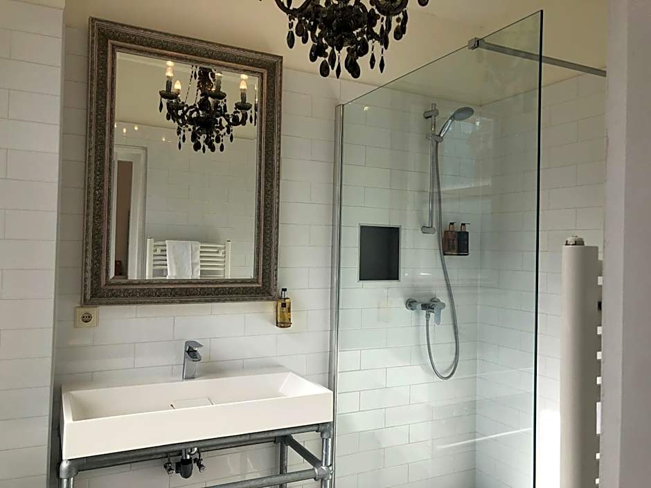 Nine-T-Teen Bed and Boutique