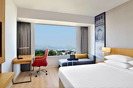Deluxe Guest room with 1 King and  City view