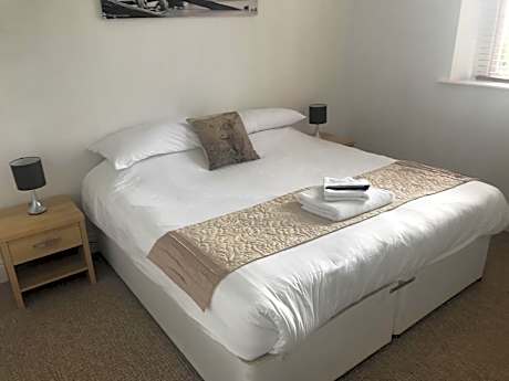 King-Premium-Ensuite with Shower-Countryside view