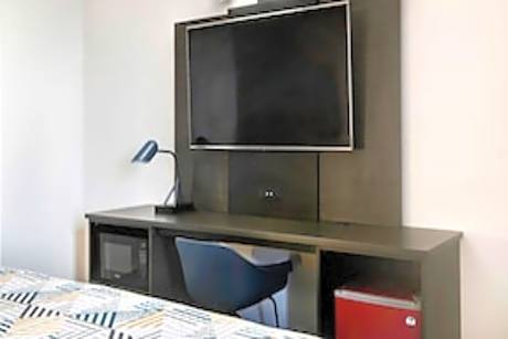 1 King Bed | Smoking, Micro fridge