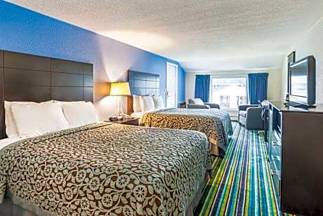 Deluxe Queen Room with Two Queen Beds - Front View/Non-Smokingn