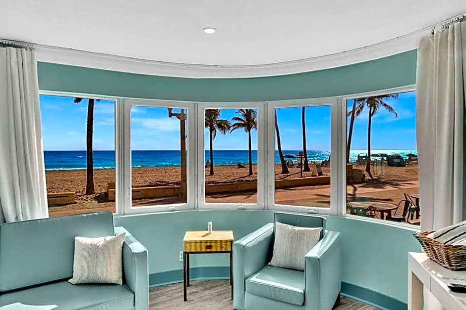 Panoramic beachfront Suite