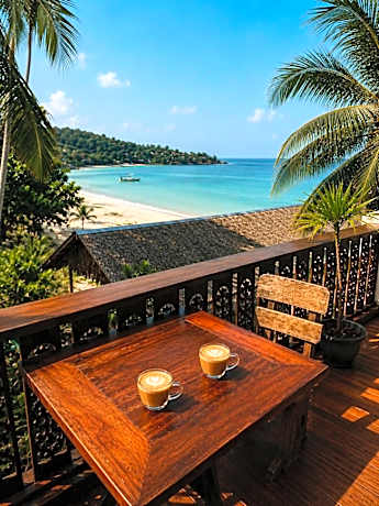Deluxe Double Room with Side Sea View