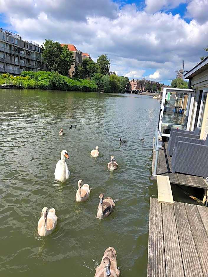 Luxury studio on Robs houseboat special for couples