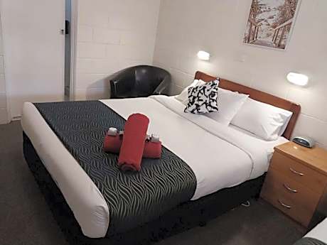 Golden Peak Motel PeakHill