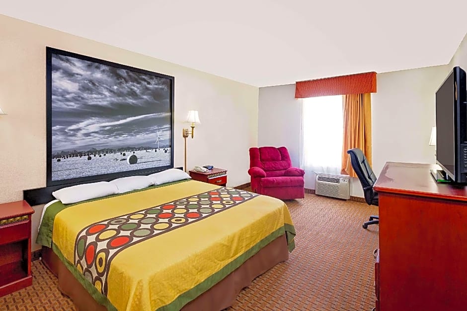Super 8 by Wyndham Plainview