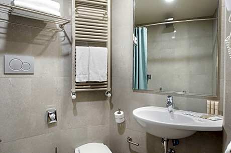 Junior Suite (1 King Bed, 1 Twin Sofa Bed and 1 Twin Murphy Bed)