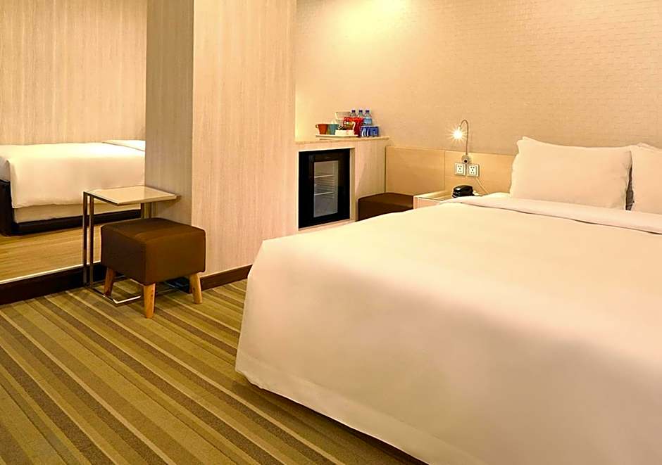 Yomi Hotel - ShuangLian MRT