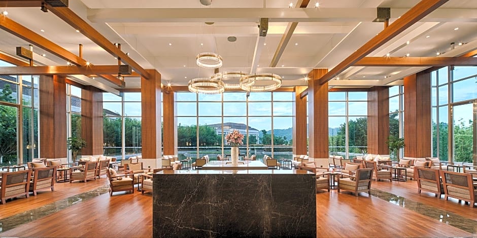 HUALUXE Ningbo Harbor City By IHG